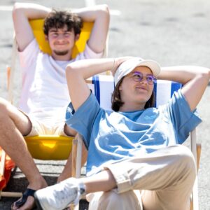 Étudiants détendus sur des transats lors de la summer party de l'école Sup de Vinci à Rennes
