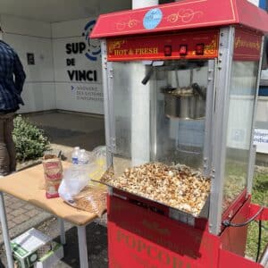 Animation ludique pour se restaurer tout au long de la journée avec des pop-corn chaud pendant la summer party de sup de vinci à Rennes