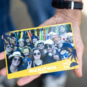 Photo de groupe fun et colorée réalisée au photobooth de l'événement Summer Party Sup de Vinci à Rennes